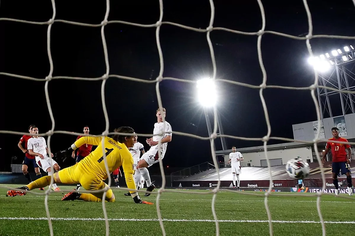 Espaa, gracias a los goles del absurdo