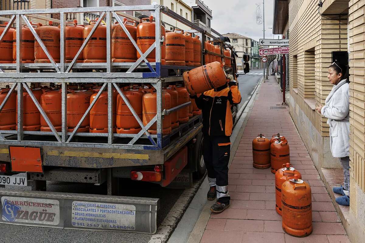 Los butaneros presionan al Gobierno con una huelga indefinida en el reparto de gas a seis millones de hogares si no aumenta su tarifa