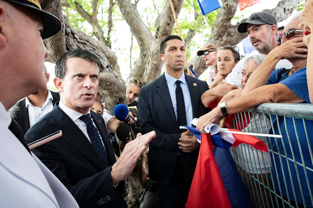 Abuchean a Manuel Valls al inicio de su visita a Nueva Caledonia