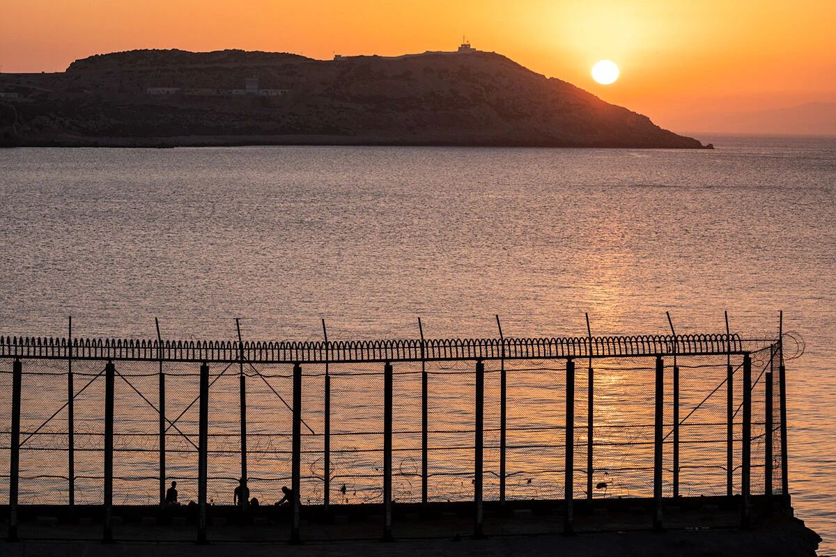 La ruta migratoria inversa: Evra quiere cruzar la valla desde Ceuta a Marruecos
