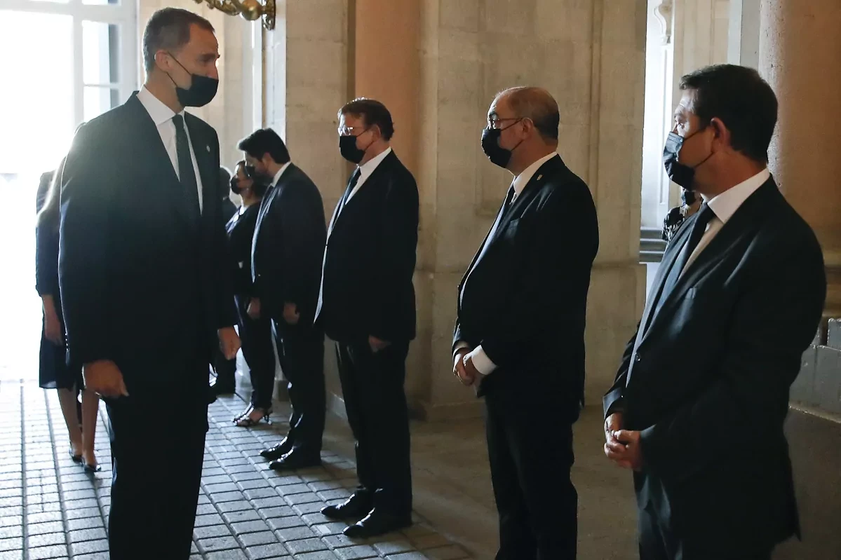 Los barones del PSOE piden sacar al Rey del 