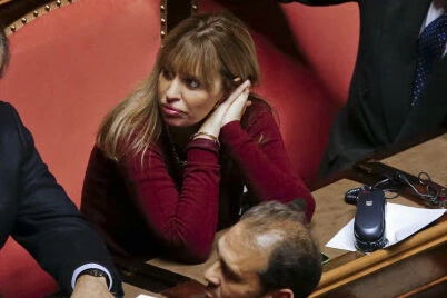 La nieta de Mussolini se viste de arcoiris para apoyar al colectivo LGTBIQ+