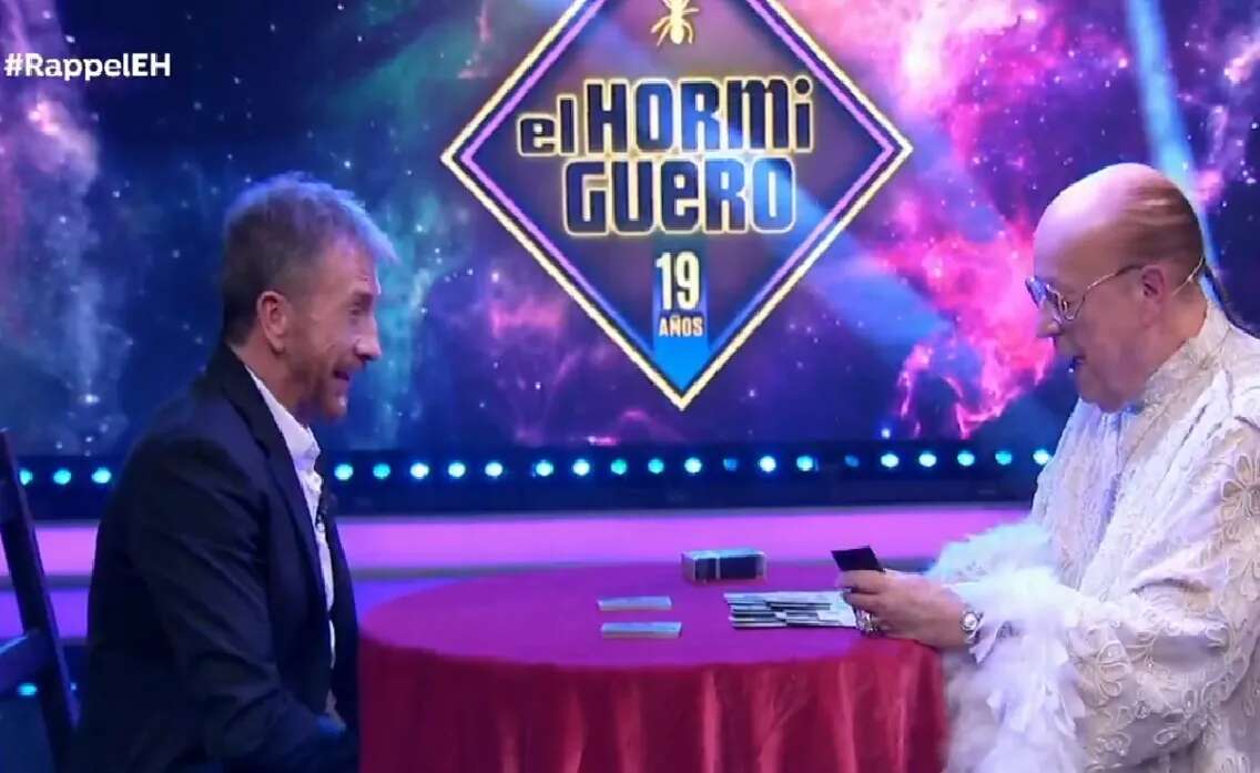 Rappel le lee las cartas a Pablo Motos en El Hormiguero y se acuerda de la competencia: 