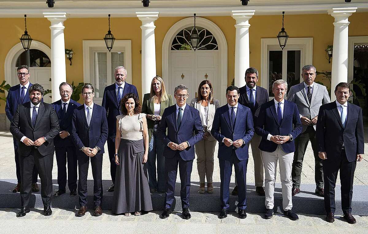 Feijóo anuncia a sus barones otra cumbre antes de final de año para apuntalar el frente común contra el cupo catalán