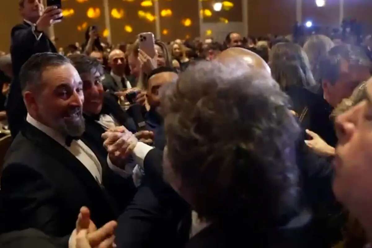 Milei saluda efusivamente a Santiago Abascal durante la cena 'Hispanic Gala' en Washington