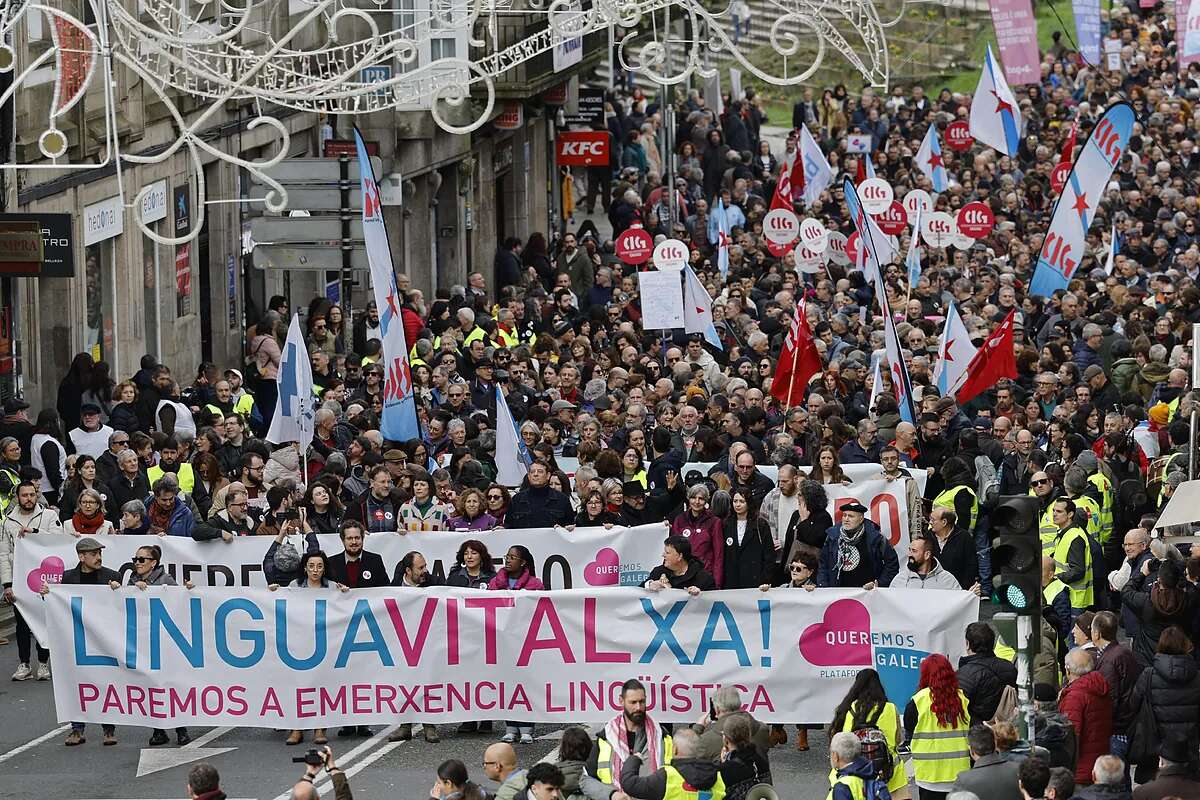 Miles de personas se manifiestan en Santiago en defensa del gallego ante la 