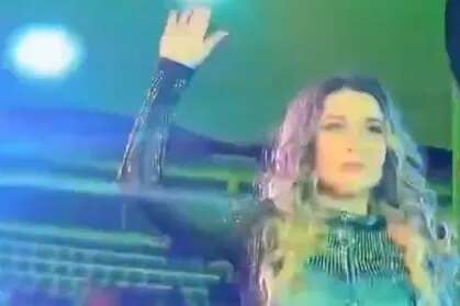 La cantante Alicia Villarreal pide auxilio durante un concierto haciendo la señal de la violencia de género horas después de denunciar a su pareja