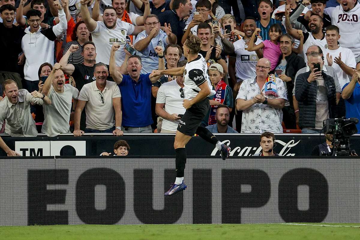 El Valencia despierta ante un Girona lento que olvidó su fútbol