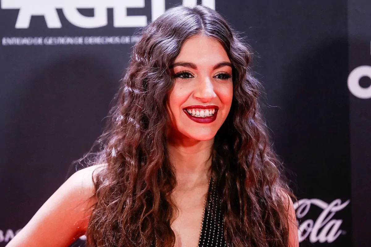 Ana Guerra, enfrentada a su comunidad de vecinos, pide perdn con una nota en el ascensor