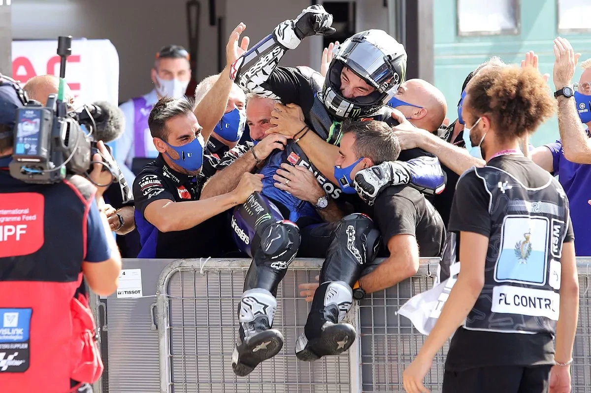 El secreto del xito de Viales en Misano: carreras con Rossi en 'dirt track'
