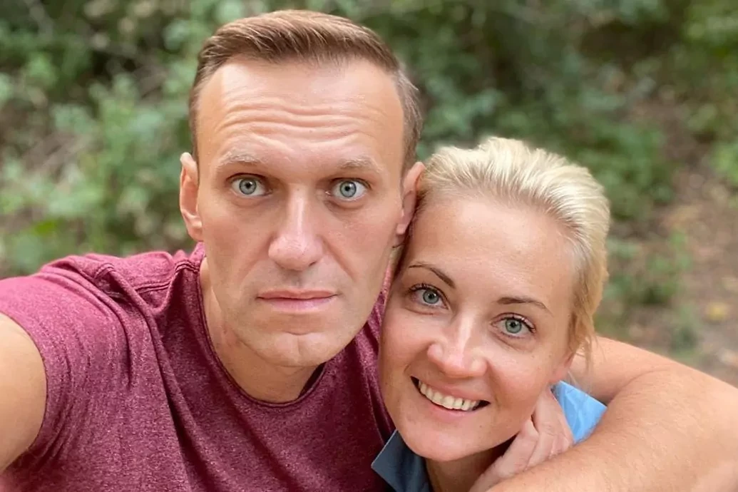El opositor ruso Navalny anuncia haber recibido una visita de Merkel cuando estaba hospitalizado