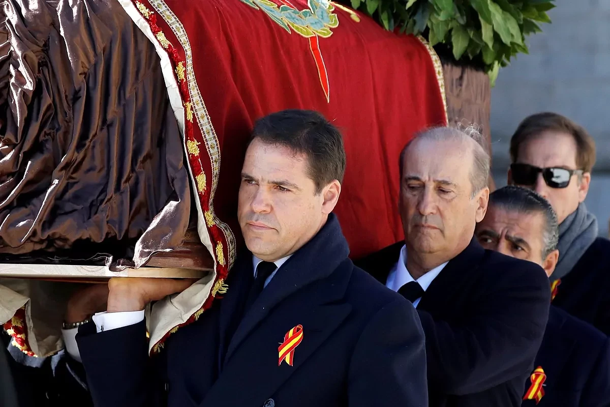 Luis Alfonso de Borbn, los ttulos que perder para convertirse en plebeyo