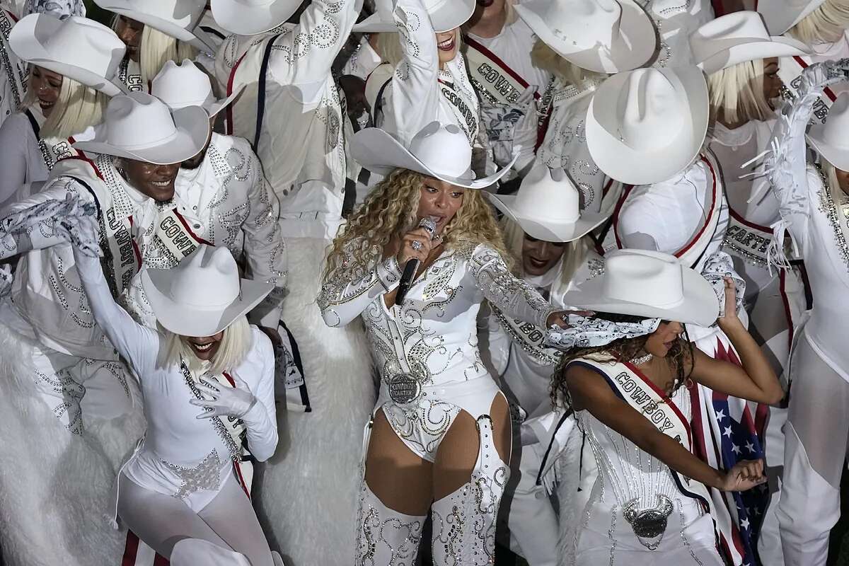 Beyoncé conquista la mini Super Bowl navideña y consuma su venganza a los puristas del country