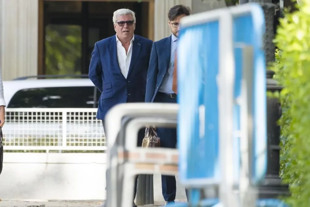 El juez lleva al banquillo al ex comisario de Barajas por recibir sobornos