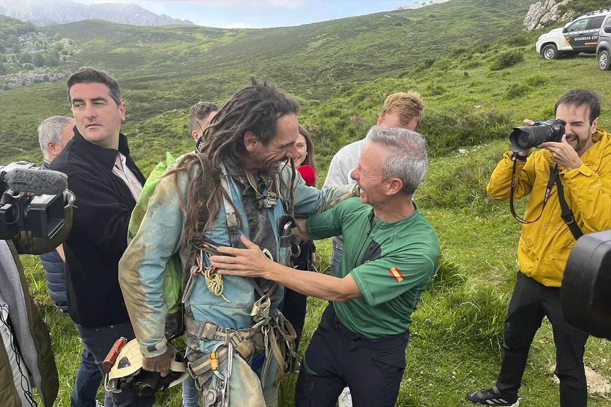 El Gobierno cántabro, sobre la tasa por el rescate de los dos espeleólogos perdidos: 