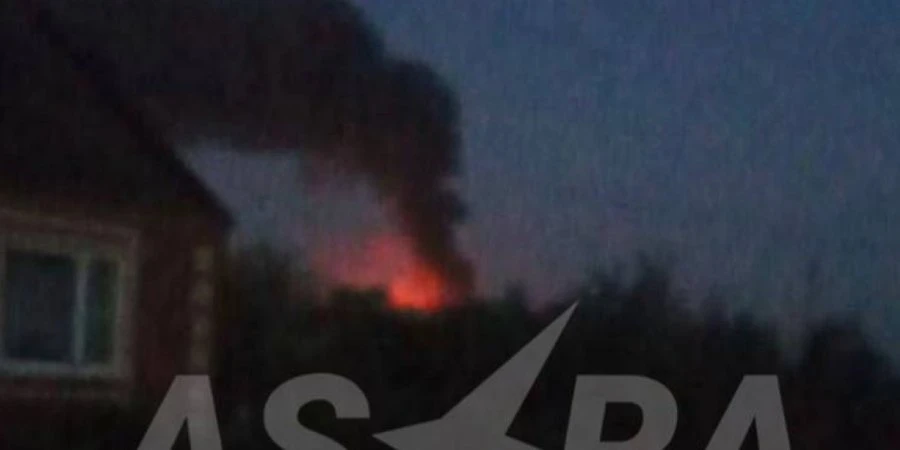 РФ атакували дрони: у районі аеродрому в Морозівську спалахнула пожежа, у Воронезькій області пошкоджено НПЗ, у Курській чули вибухи — головне