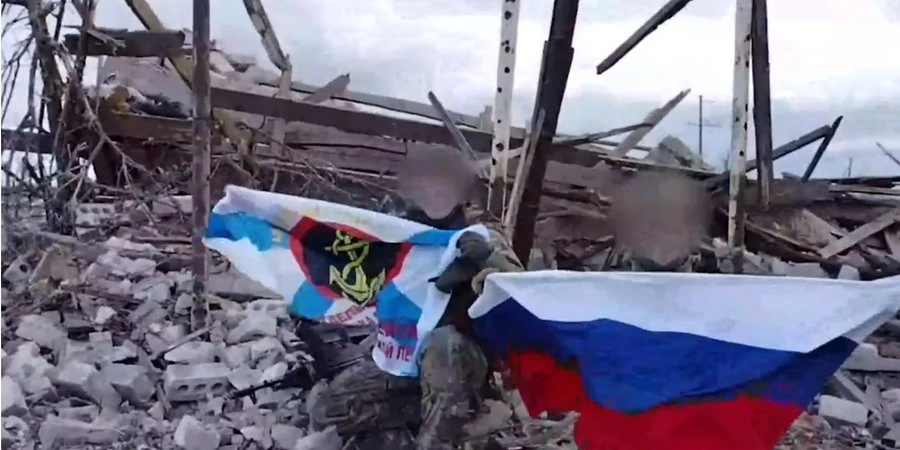 Перетворився на ганчірку. Прапор РФ у Кринках, яким хвалилися росіяни, протримався недовго — відео