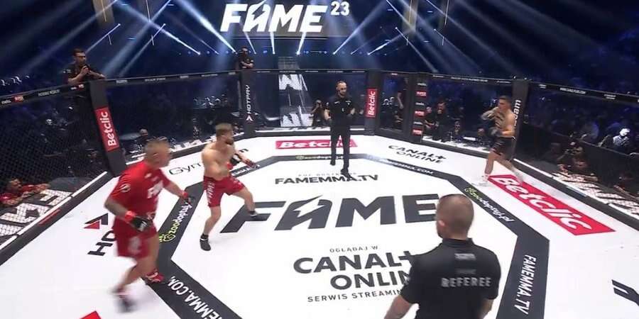 Боєць MMA бився одночасно проти суперника та його 60-річного батька — відео