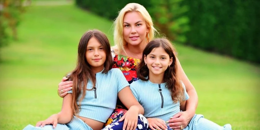 «Як сильно вони виросли». Камалія показала, як зустрілася із доньками-близнючками і екс-чоловіком Мохаммадом Захуром у Лондоні