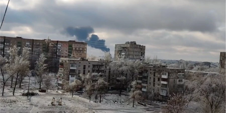 У Донецьку прогриміли вибухи: повідомляють про влучання по військовій базі росіян, спалахнула сильна пожежа — відео