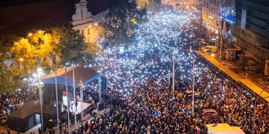 У річницю Оксамитової революції. У Словаччині пройшов багатотисячний протест проти уряду Фіцо