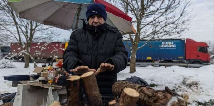 «Хлопці вже хотіли голодувати». Як українські водії живуть на кордоні з Польщею — репортаж ВВС