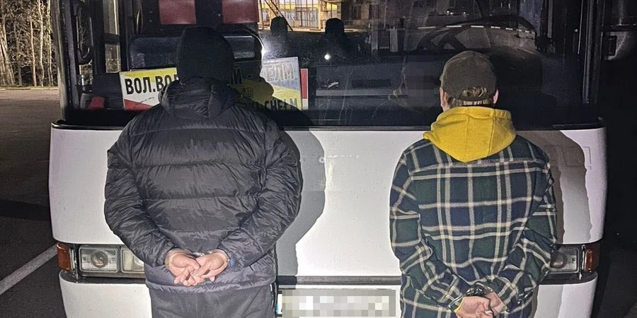 Двоє чоловіків намагалися переїхати кордон у багажнику рейсового автобуса — ДПСУ