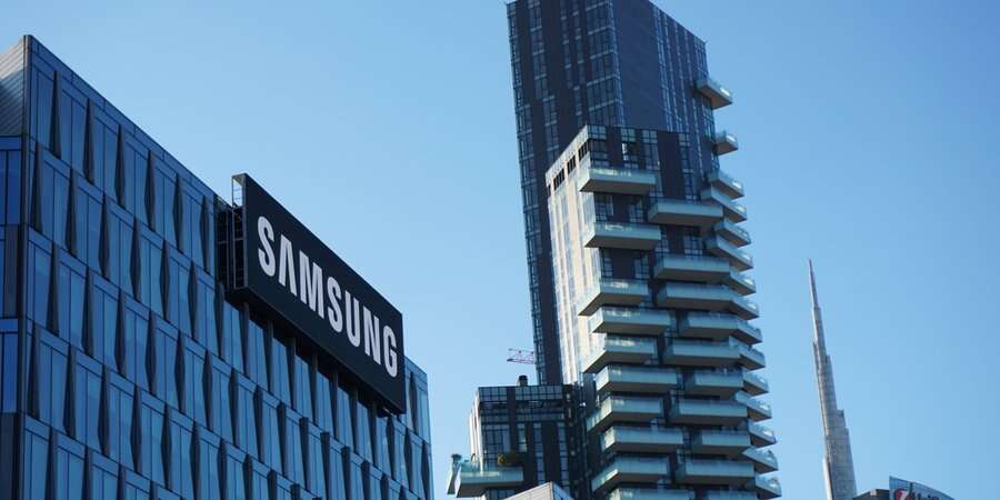 Samsung може випустити смартфон з потрійним екраном вже цього року