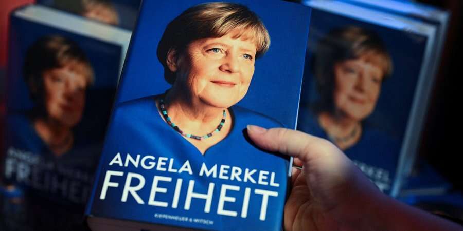 «Це не книга про спокуту провини». Що світ дізнався з нових резонансних мемуарів Меркель — і чого в них не знайшов