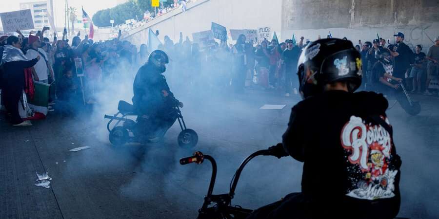 У Лос-Анджелесі демонстранти, які протестують проти масових депортацій, заблокували головну автомагістраль