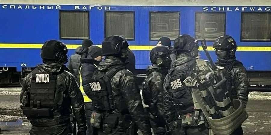 Обшуки в Укрзалізниці: у компанії заявили, що провідники стали заручниками схеми й були змушені платити за роботу на рейсах