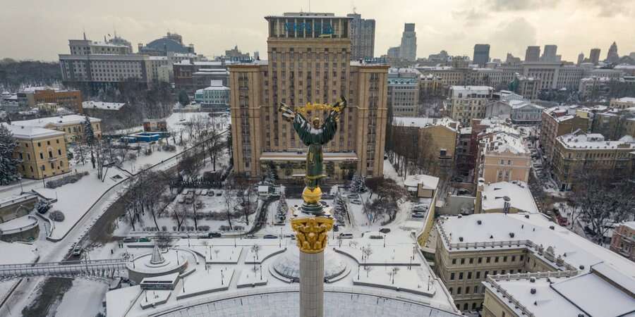 Хмарно, дощ, мокрий сніг. Синоптикиня повідомила про штормовий вітер й опади на День Соборності та коли потепліє