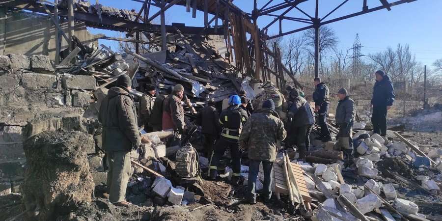 Російська армія обстріляла шахту у Торецьку, з-під завалів дістали чотирьох поранених жінок