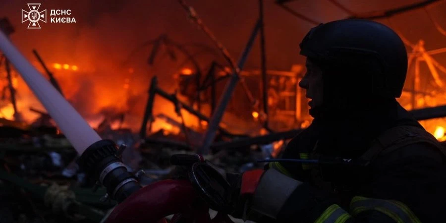 Удар балістикою по Києву: рятувальники ліквідовують наслідки у трьох районах — фото