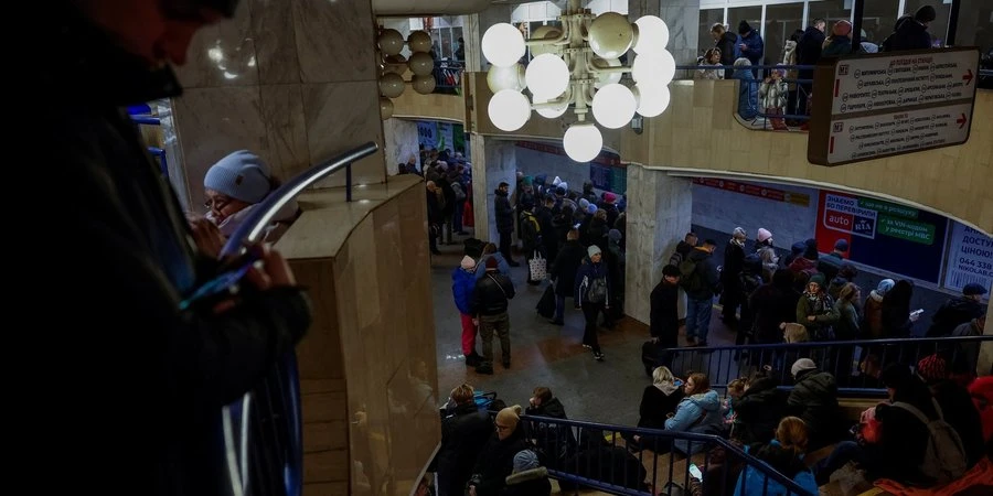 Метро Києва відновлює роботу після тривалої повітряної тривоги, на станціях виникли черги