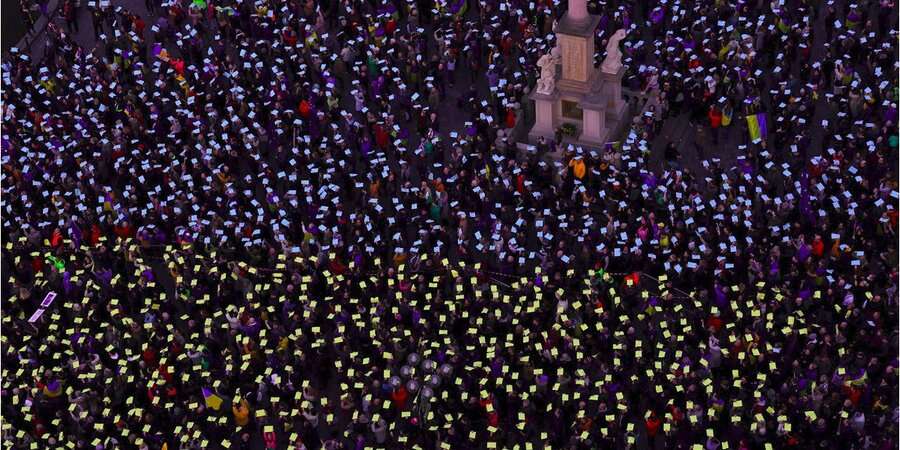 Прийшли тисячі людей. У Празі відбулася масштабна акція до річниці початку російського повномасштабного вторгнення — фоторепортаж