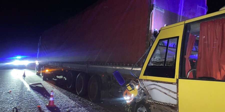 У Львівській області вночі автобус зіткнувся з вантажівкою: є загиблий і постраждалі