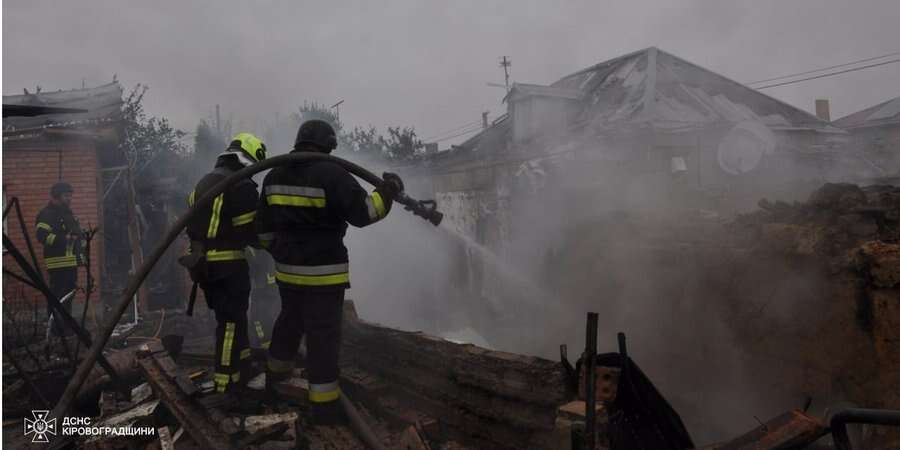 Виникла пожежа, пошкоджені 19 будинків. У ДСНС показали наслідки російської атаки на Кропивницький — фото