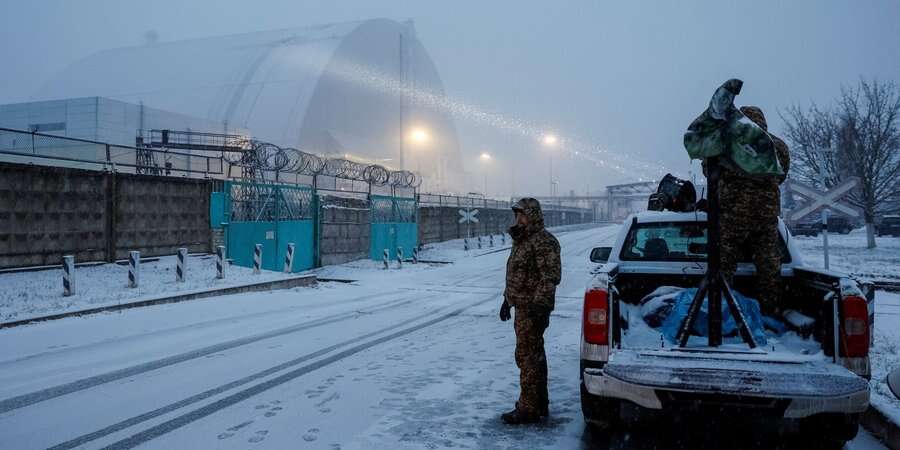 Радіація в нормі: на Чорнобильській АЕС продовжують гасити пожежу після влучання російського дрона — Агентство з управління зоною відчуження