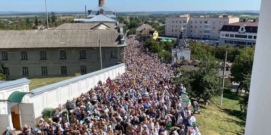 Десятки мирян УПЦ МП вопреки запрету пришли на паломничество в Почаевскую лавру