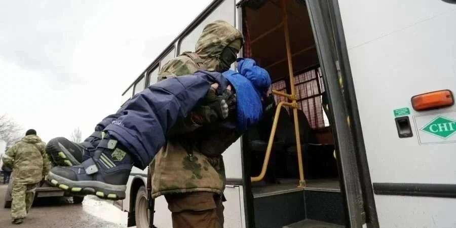 «Дають кілька годин на збори». Почалися депортації родичів бійців ЗСУ з окупованих Росією територій — Андрющенко