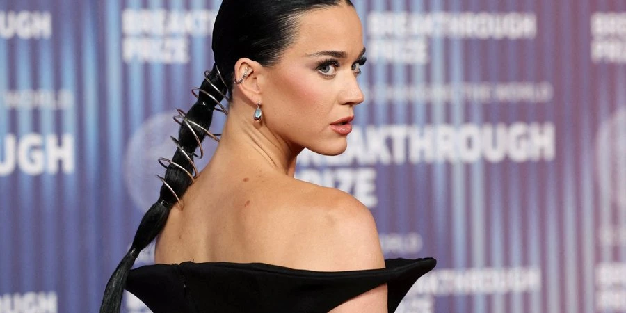 На подіумі Vogue World у Парижі. Кеті Перрі здивувала виходом у «голій» сукні