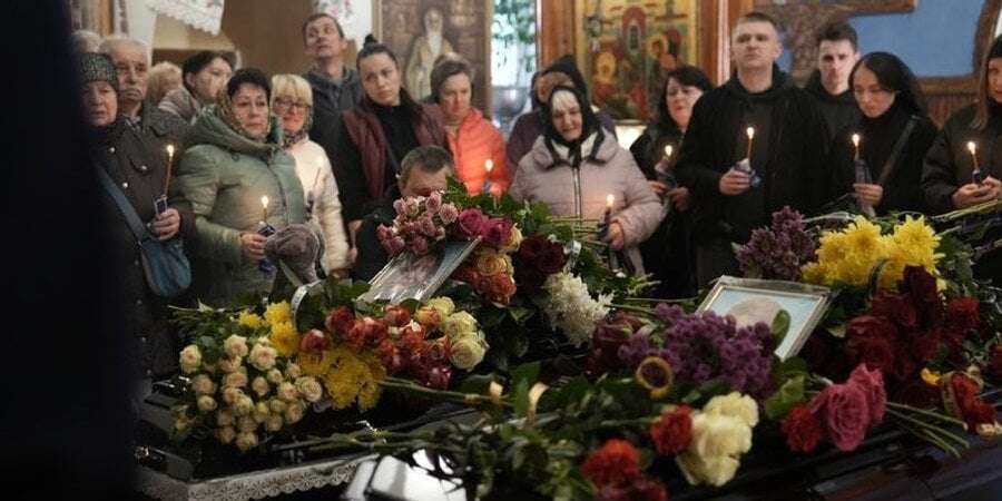 Вцілів лише батько. У Сумах попрощалися з родиною Кушнарьових, яка загинула через російський удар — фото