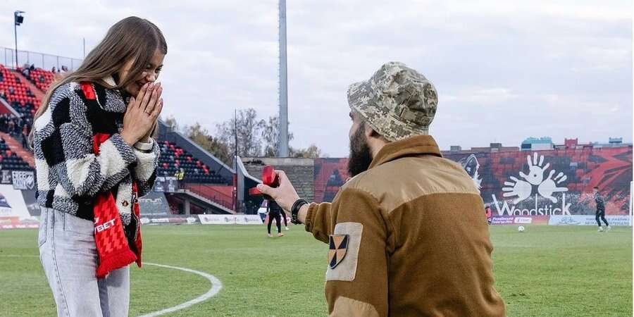 Зворушливий момент. Український військовий освідчився своїй коханій під час матчу УПЛ — фото