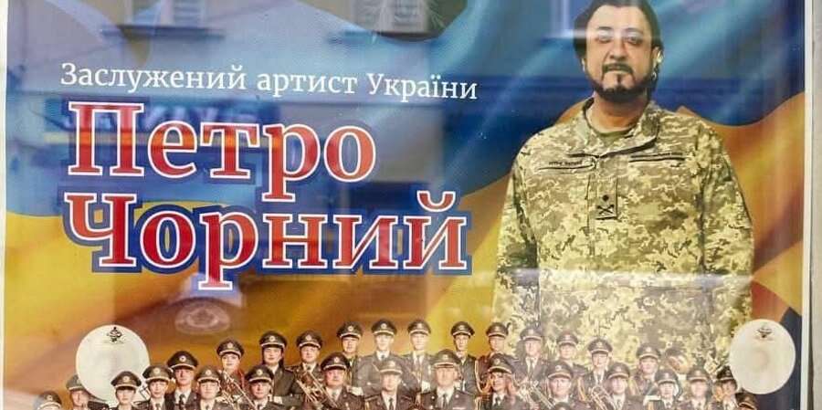 «Командувач тракторних військ». Співак Петро Чорний одягнув військову форму — у Мережі пояснили, чому він на це не має права