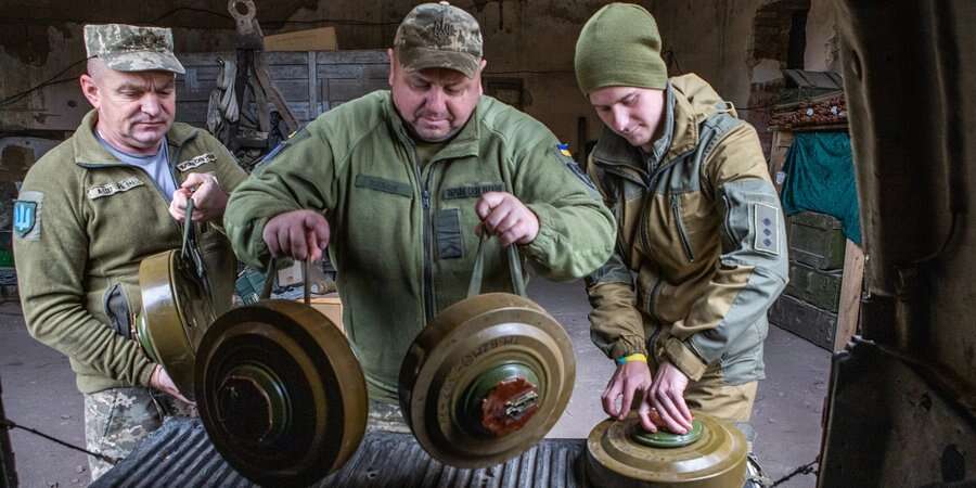 Життя і смерть на мінному полі. Як сапери 93‑ї бригади вночі й майже навпомацки розміновують передову — репортаж NV з Бахмутського напрямку