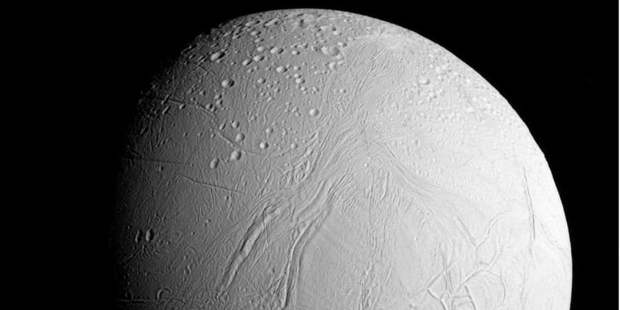 Учені знайшли молекули спирту і кисню на супутнику Сатурна