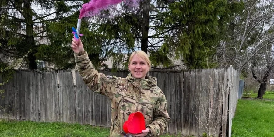 Найніжніша звістка з фронту. Операторка БпЛА дізналась, що стане бабусею — рідні відправили балон з кольором димом — відео
