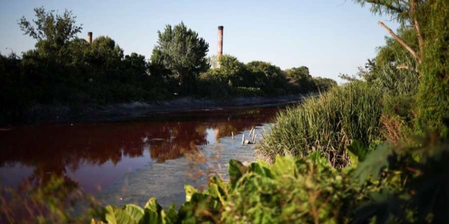 Вода в передмісті Буенос-Айреса забарвилася в яскраво-червоний колір