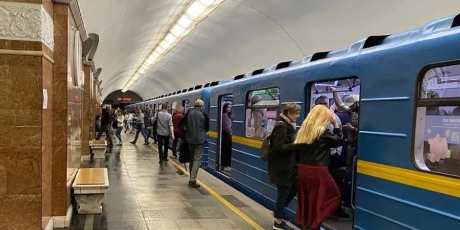 На синій гілці метро пасажирка потрапила під поїзд, рух частково перекрито — КМДА